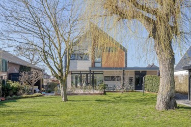 Ruime achtertuin