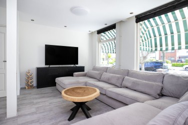 Royale woonkamer met veel licht