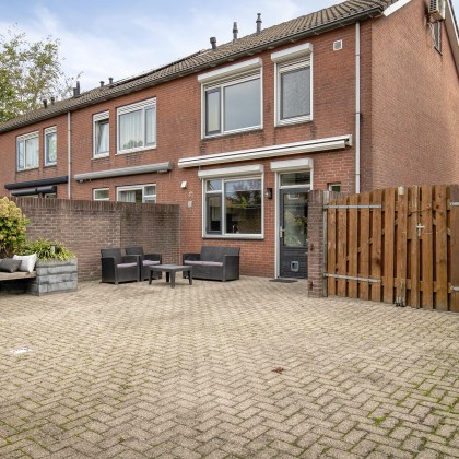 Zonnige achtertuin