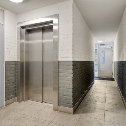 Centrale entree met lift