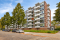 93254730_Moderne-appartementen-aan-een-herfstige-straat.png