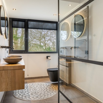 Twee luxe badkamers