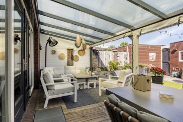 Met terrasoverkapping  