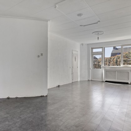 Een ruime woonkamer