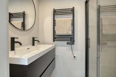 Twee moderne badkamers