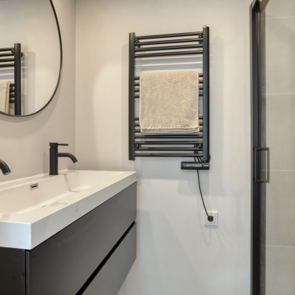 Twee moderne badkamers