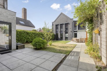 Ruime achtertuin